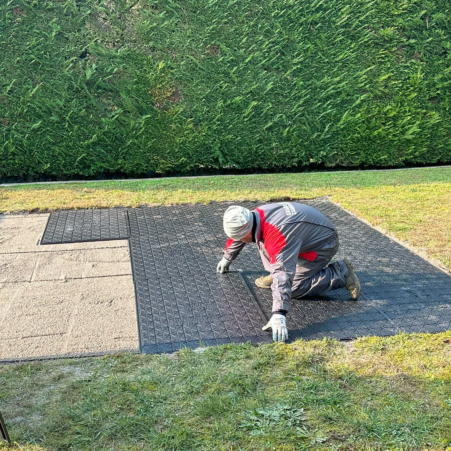 FASTBASE-JAK-ZAMONTOWAĆ-PŁYTY-TARASOWE_-KOSTKĘ-BRUKOWĄ-LUB-SZTUCZNĄ-TRAWĘ-ZA-POMOCĄ-PŁYT-FASTBASE TARASY SOSNOWSKI.webp